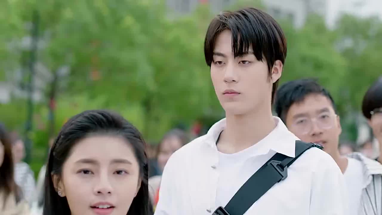 高冷校草弟弟眼中只有姐姐,除了姐姐就算天仙也不理!