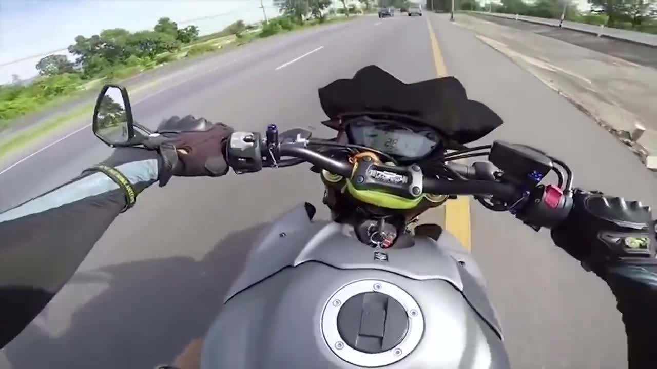 机车摩托铃木gsxs1000公路极速飙车