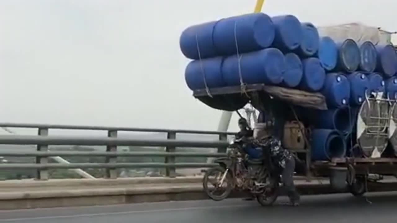 印度大叔的摩托车都是开挂的吧,这是把摩托车当半挂车开了!