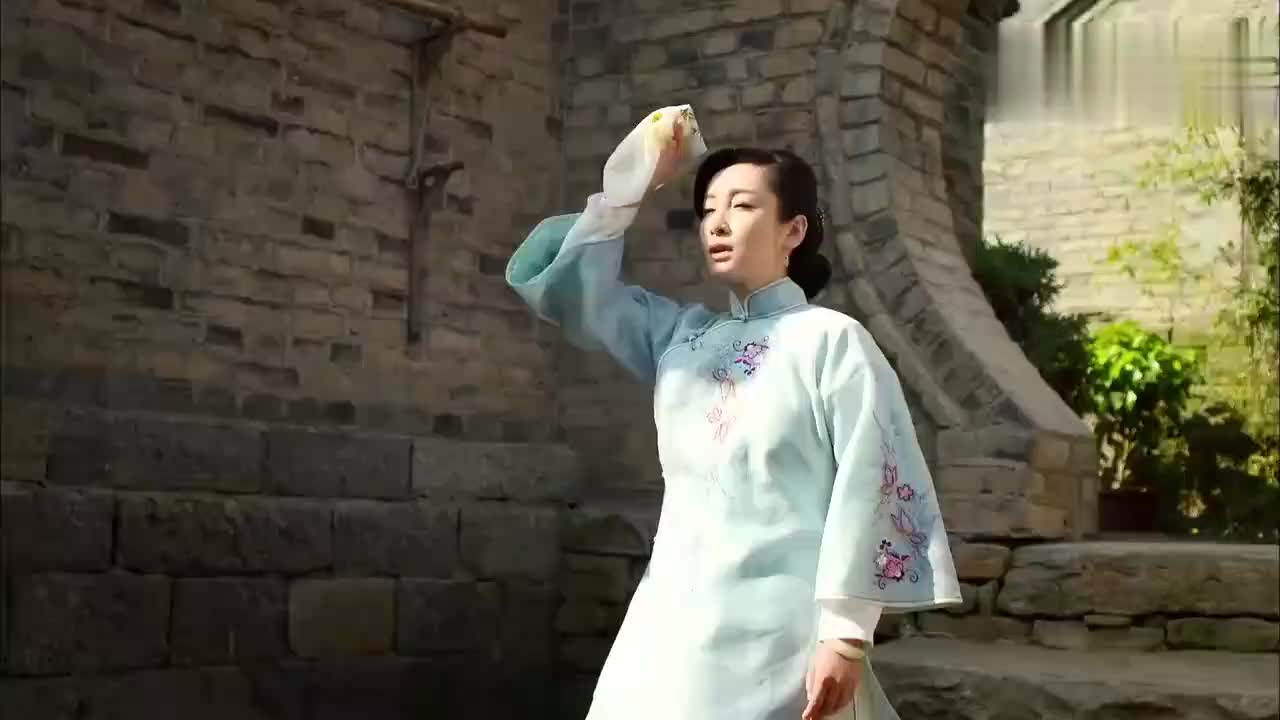 红高粱下人去城里送酒临走时还不忘撩一下大少奶奶