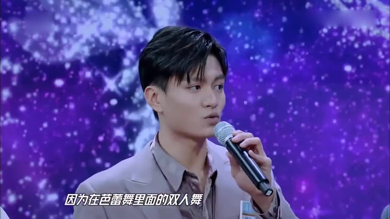 天天向上孟佳被陈镇威举高高台下都起哄了