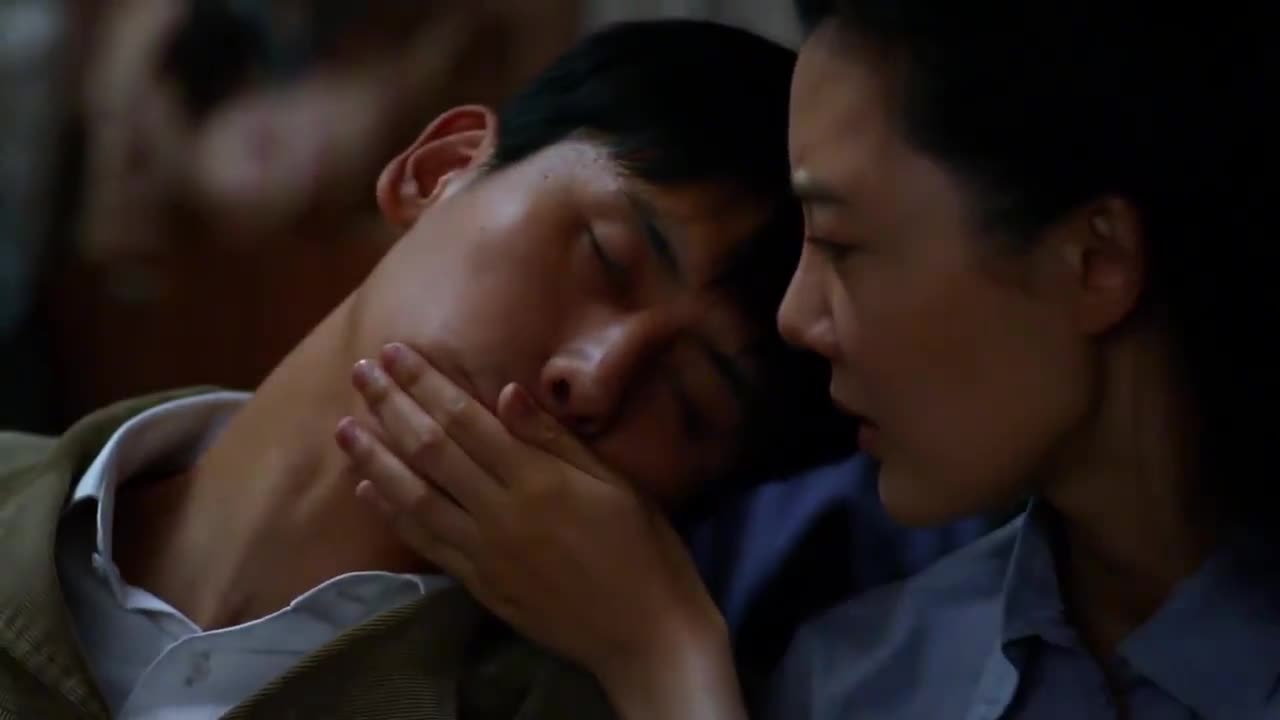 满仓进城满仓电影院打呼噜气的老婆一把捂住了他的嘴丢人