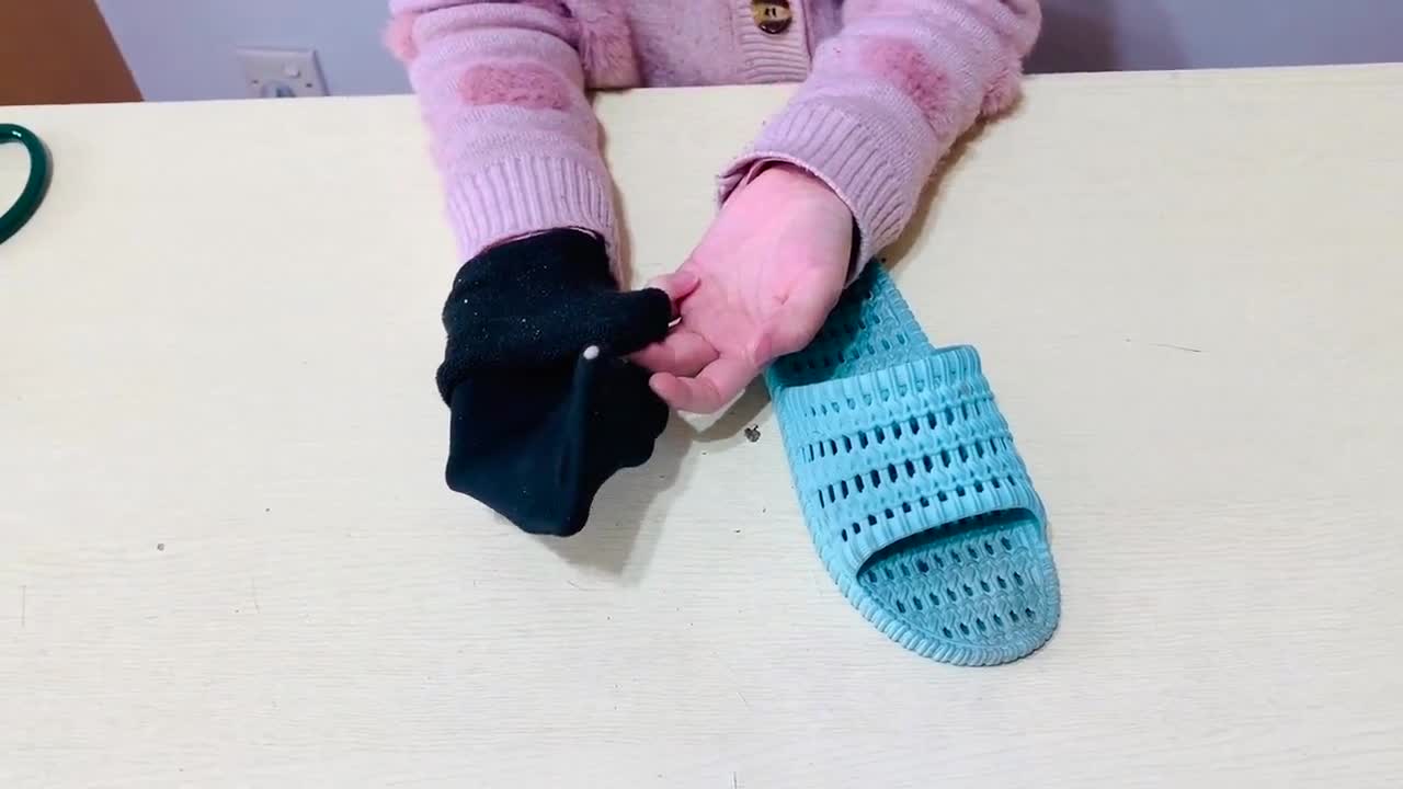 把旧棉袜套在拖鞋上又给家里省钱了要是早点知道就好了