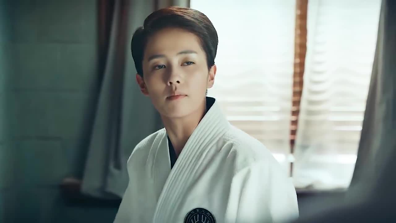 谢良辰穿女装撞到校友被发现