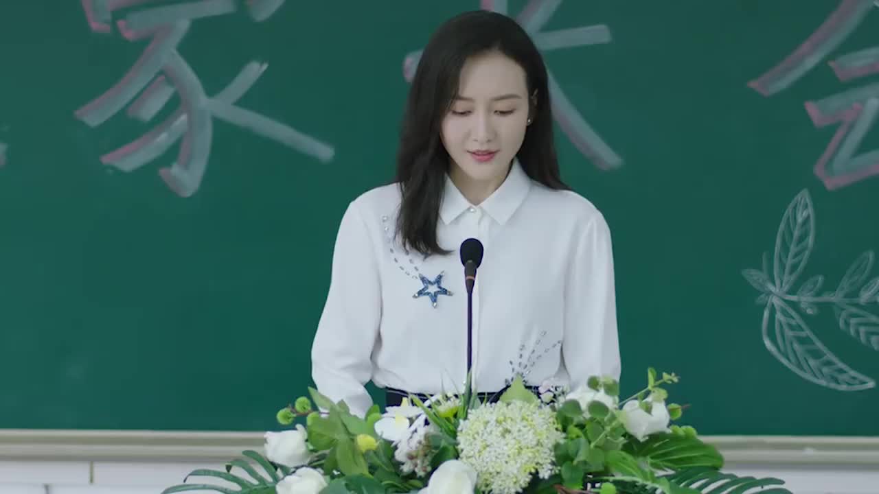 生活万岁知书达理曾志婷如邻家大姐一般有着成熟的魅力