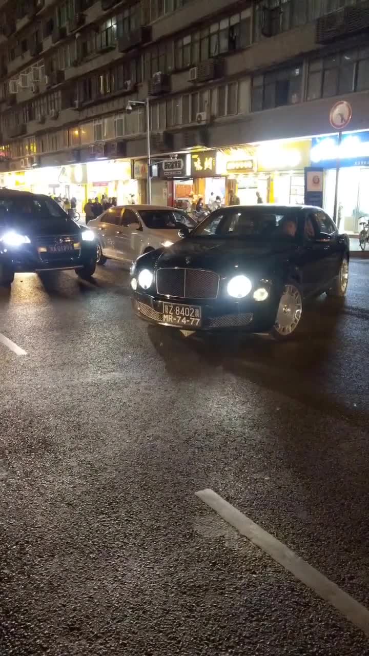 澳门双牌大佬开比亚迪双黄线掉头太任性,后面的大众是敢怒不敢言