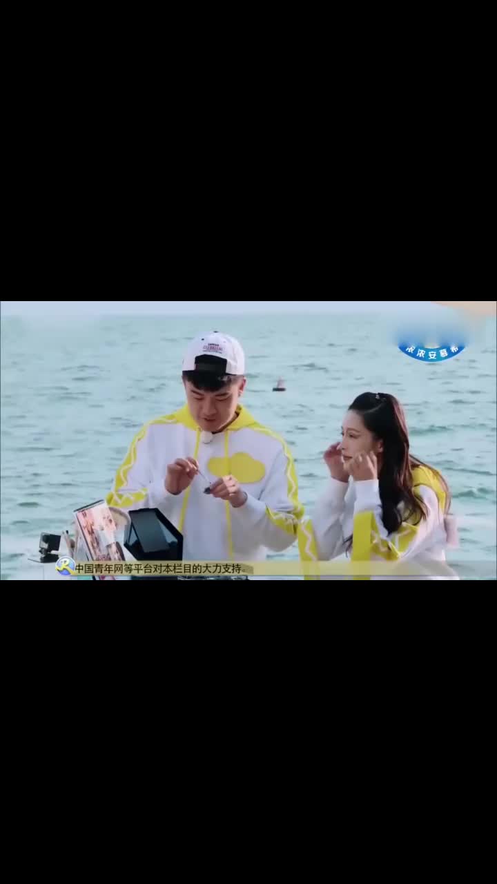 李晨看唐艺昕的妆忍不住偷笑,李晨不是笑是嘴角不自觉上翘