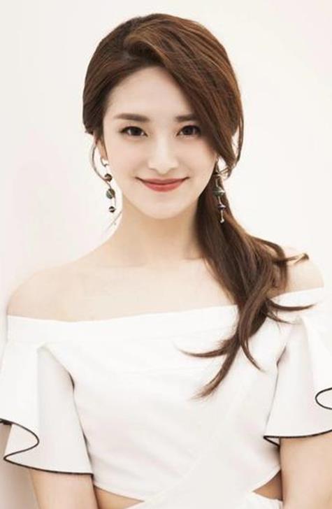 湖南新晋小花旦主持人刘烨高颜值魔鬼身材蕾丝搭配风美呆