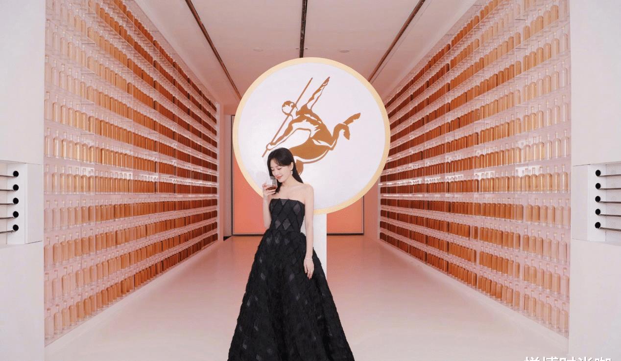 秦岚太会穿!黑色礼服穿出"禁欲系",好身材一览无遗