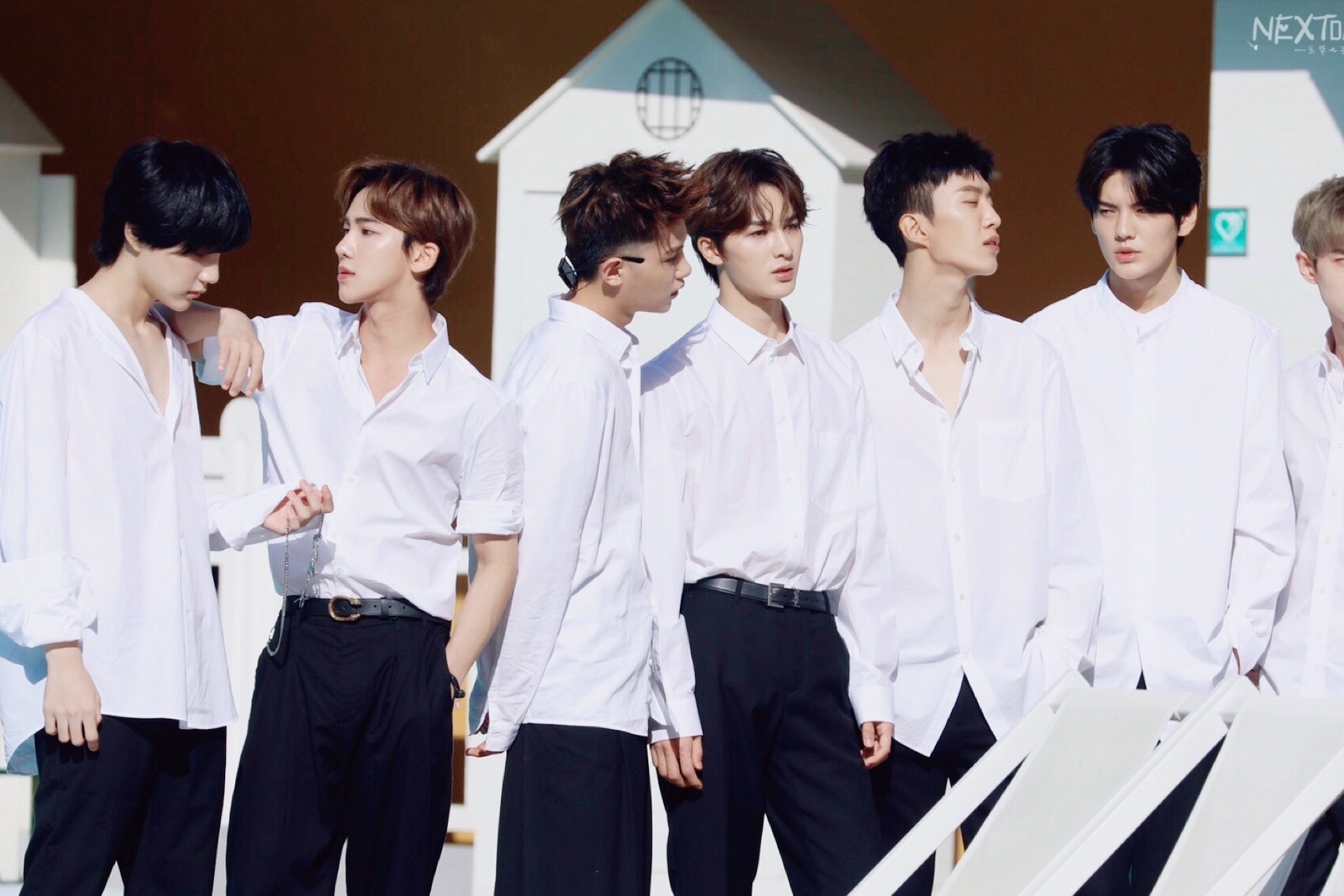 乐华七子合体拍大片,大玩白衬衫绅士诱惑,帅出男团新高度!