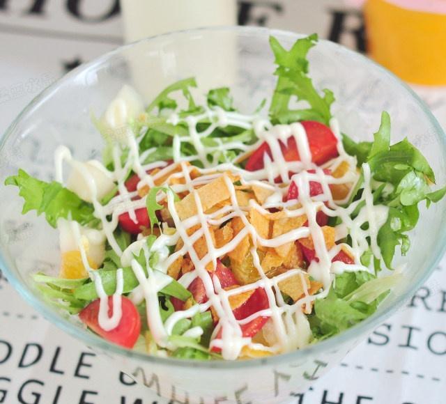 苦菊水果沙拉,经常爱吃肉,就要配合着多吃些蔬菜,这样对身体好