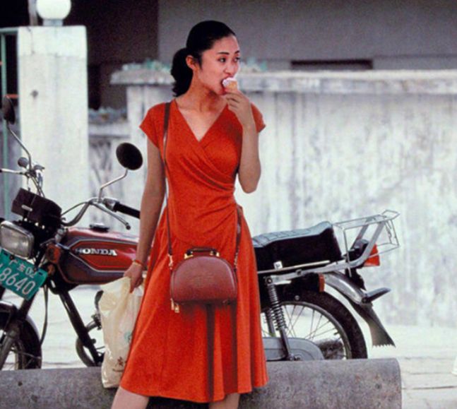 90年代老照片:图1穿着时髦的漂亮女子,图5小树林中玩耍的情侣