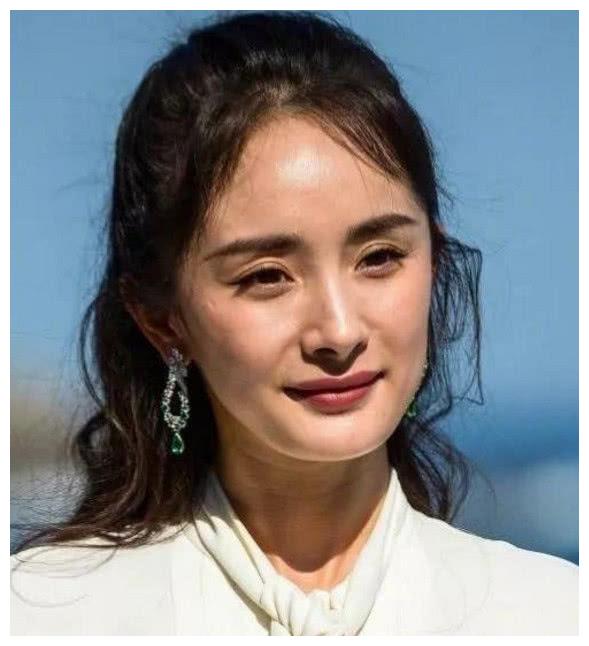 杨幂再美还是得靠精修,生图脸显老态沧桑,34岁就成"老大妈"