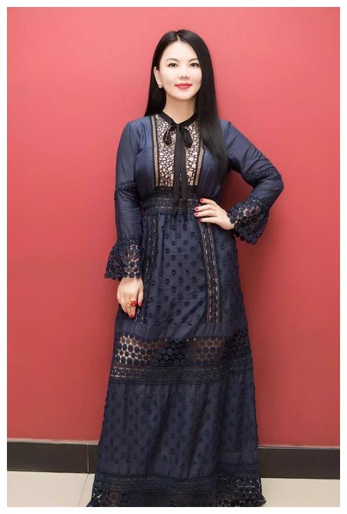 李湘为"扮嫩"真拼!穿粉嫩礼裙,却暴露直筒身材,看着有150斤