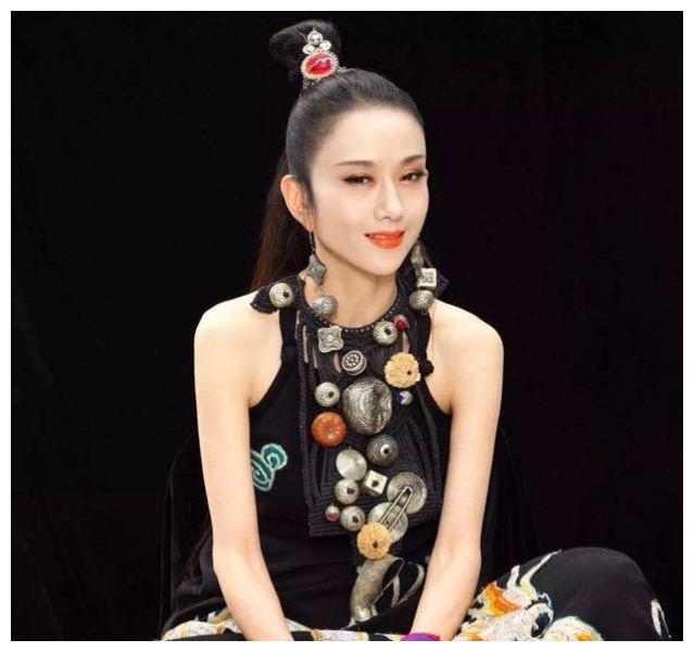 62岁杨丽萍近照皮肤好到零瑕疵,网友却称其下巴笑起来像骷髅?