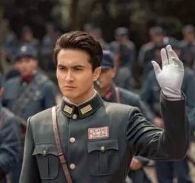亮剑对比，新版李云龙开炮变投降，赵刚越哭越娘，网友：我的刀呢