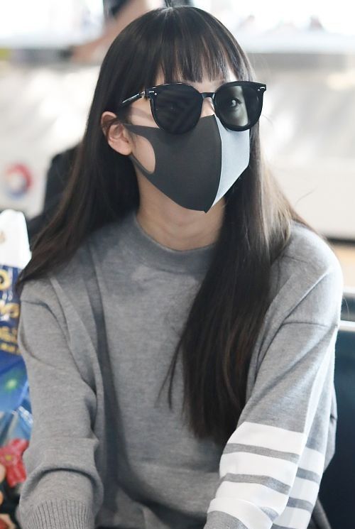 欧阳娜娜穿灰色长t上演慵懒风,口罩遮面包裹严实