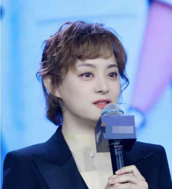孙俪又换发型,卷发上扎着小啾啾至少年轻十岁,吐槽赵又廷太敢说