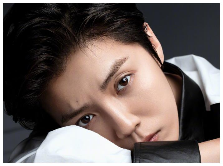 看看人家根根分明的眉毛,在看看这挑不出毛病的皮肤状态,小编我对鹿晗