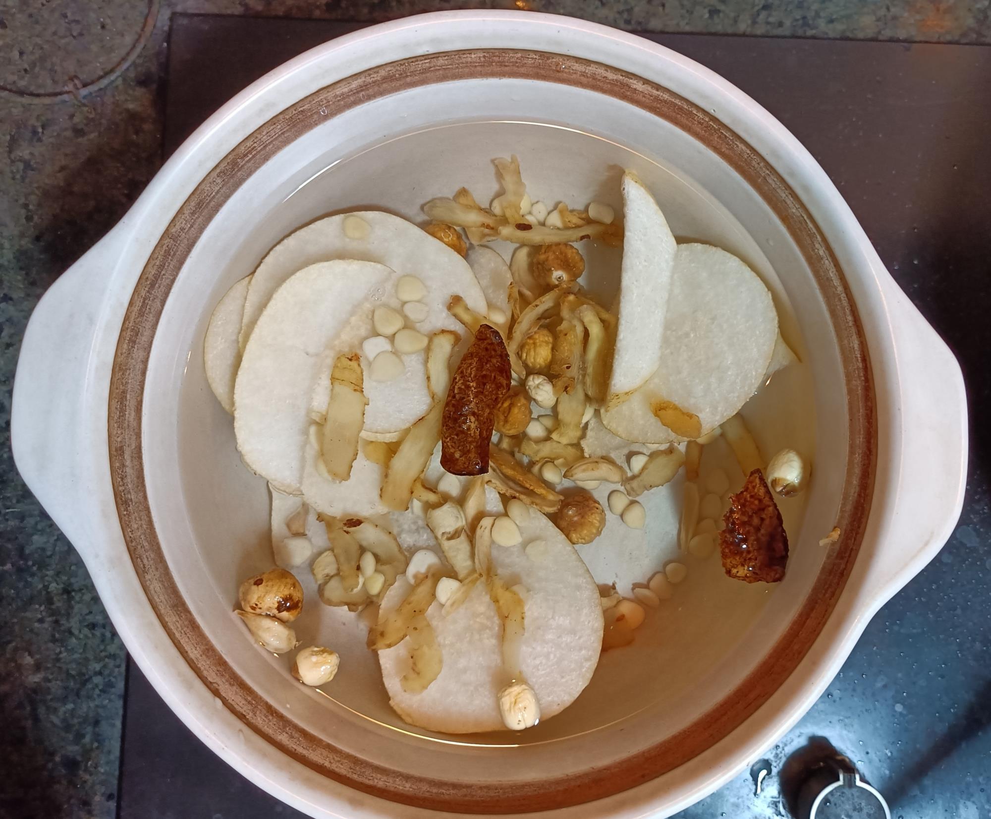 两条排骨一个雪梨做一个排骨润肺止咳汤