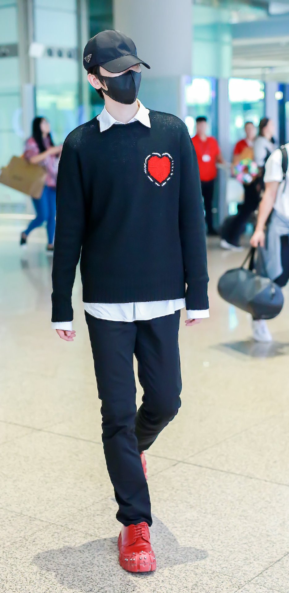 蔡徐坤最新机场照搭配经典红黑配色身材比例惊艳