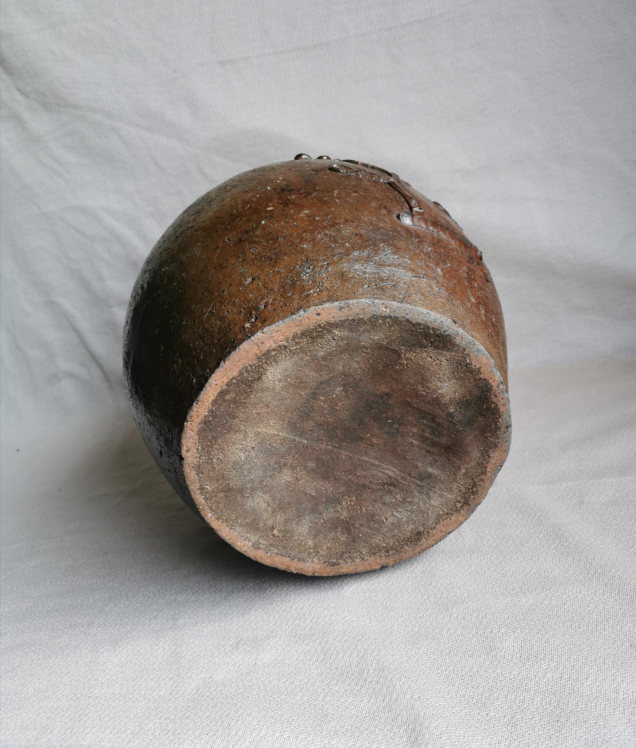 清中期酱釉菊花纹罐