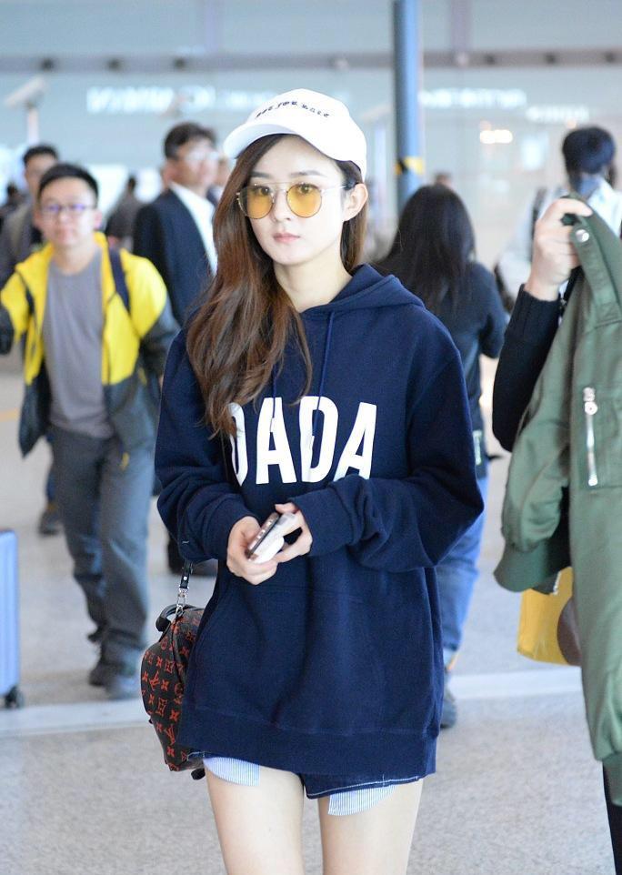 赵丽颖机场也挺敢穿,卫衣配短裤凹"下衣失踪",身材瘦果然自信