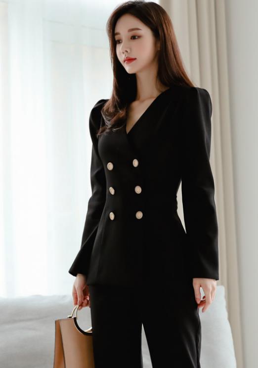 孙允珠,威廉伯爵骑士古堡风金扣西装