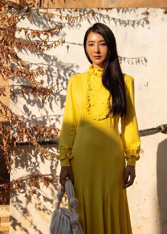 曹格老婆吴速玲气质真像超模一袭黄裙紫色裤袜意外高级