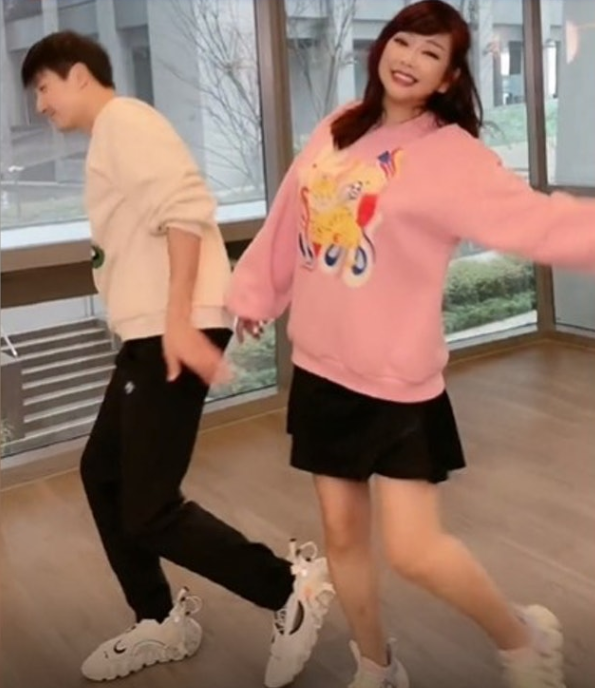 51岁陈松伶近况曝光，与小9岁丈夫张铎情侣装跳舞，被赞冻龄美人休闲区蓝鸢梦想 - Www.slyday.coM