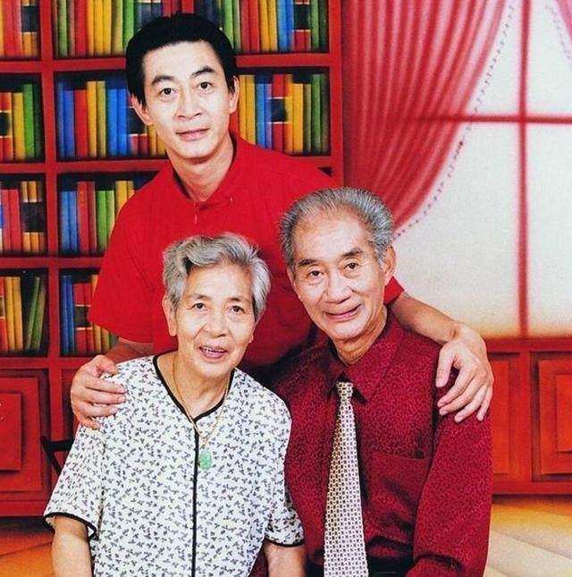 六小龄童全家福,妻子是西游记里的她?女儿长相被网友吐槽