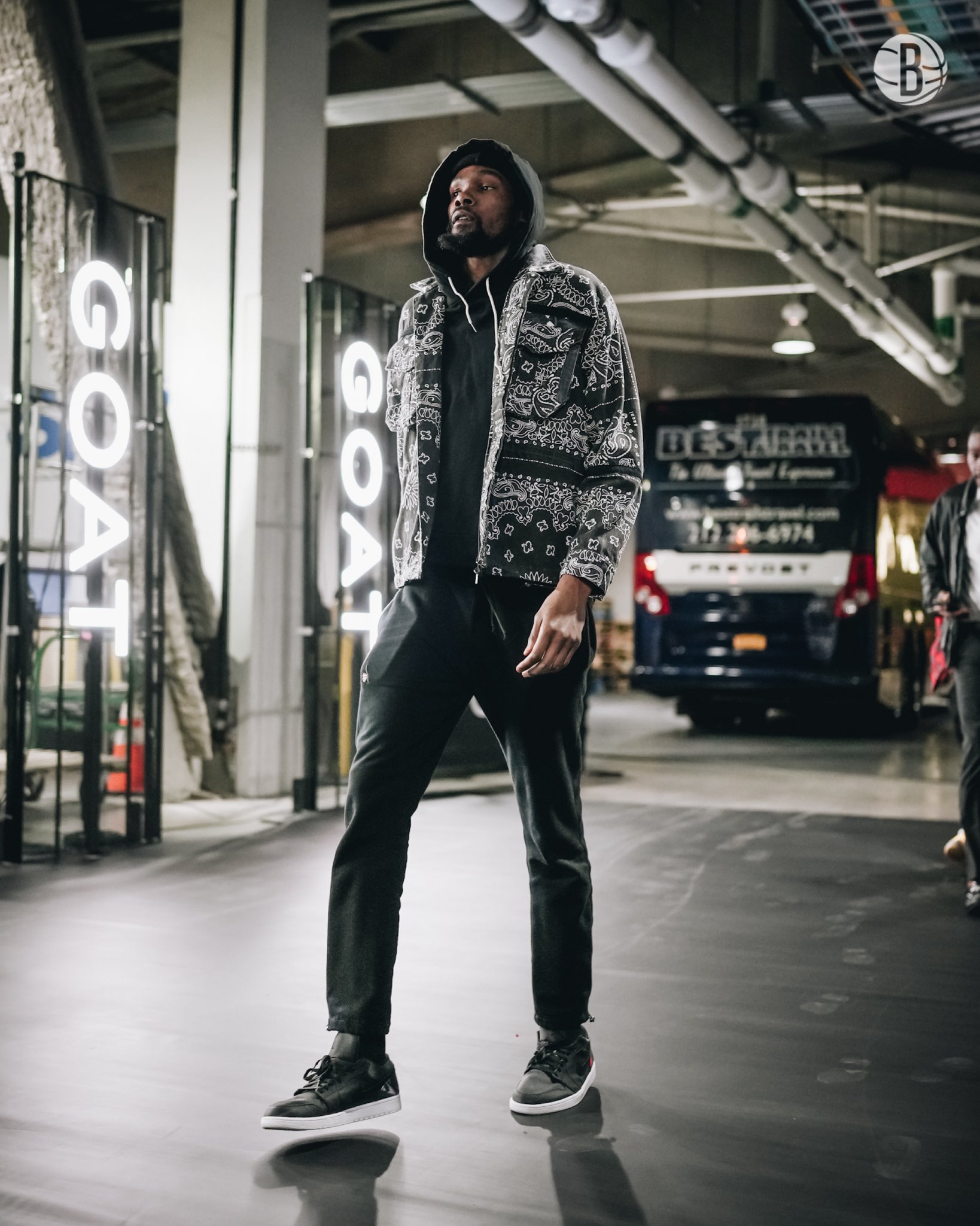 篮网队主场对决迈阿密热火队,赛前,球队核心凯文-杜兰特早早抵达球馆