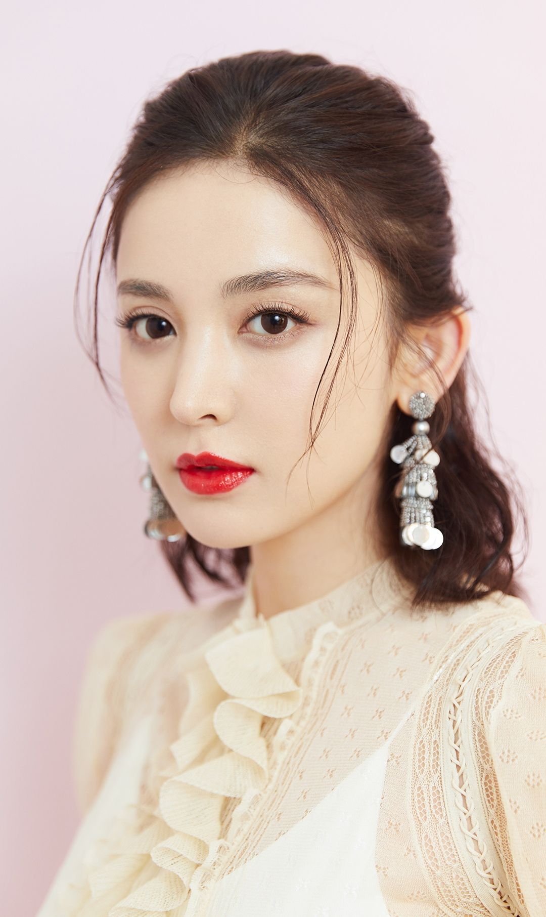 古力娜扎时尚写真,大秀迷人美背