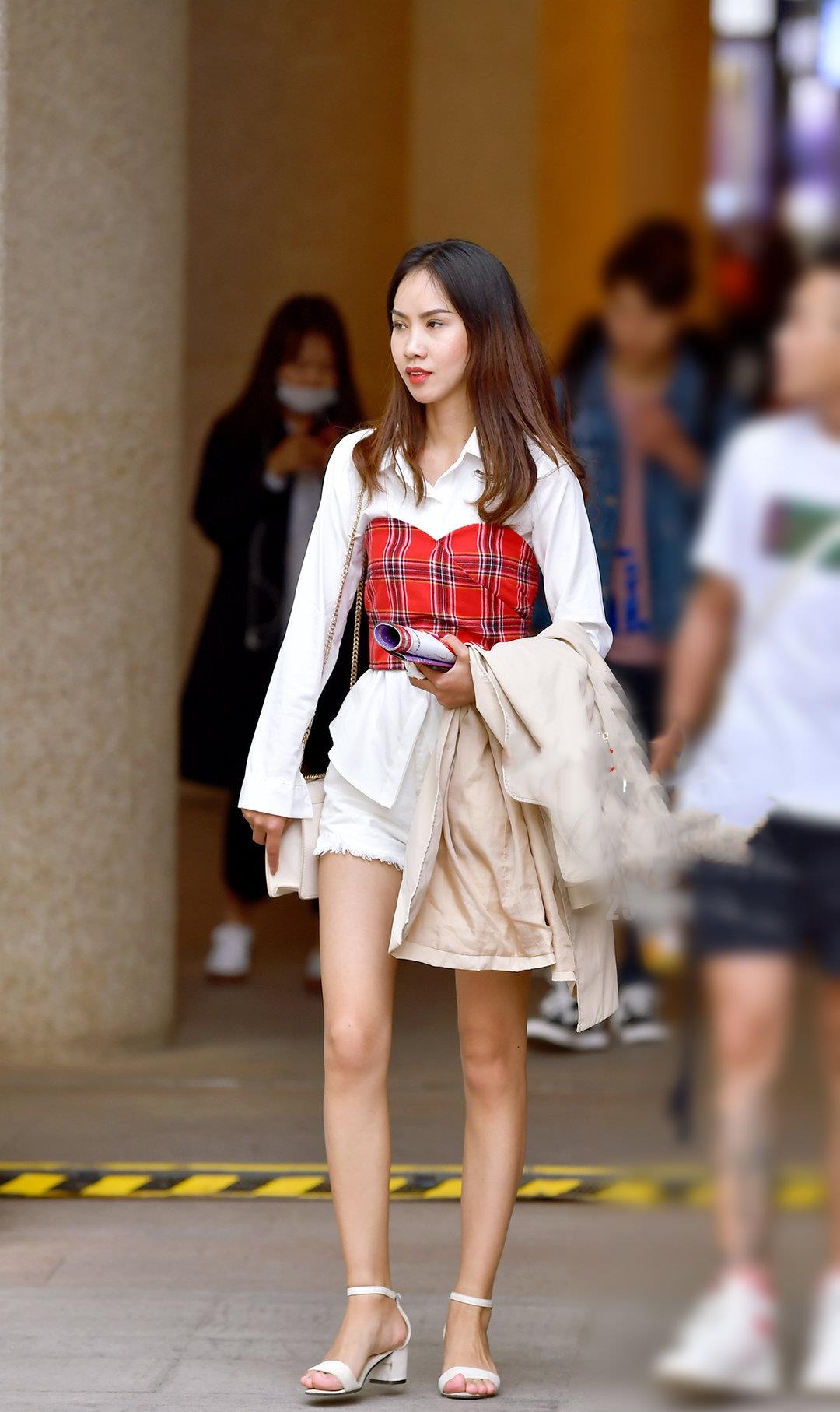 白色衬衫,搭配白色牛仔短裤,穿出时髦精致气质