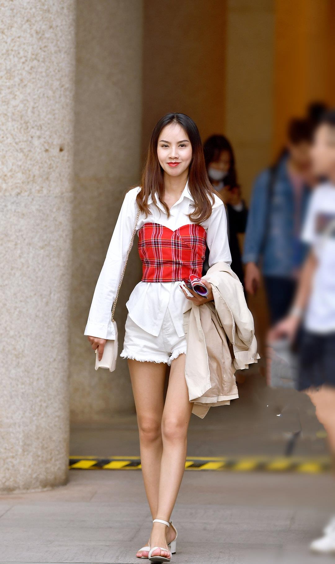 白色衬衫,搭配白色牛仔短裤,穿出时髦精致气质