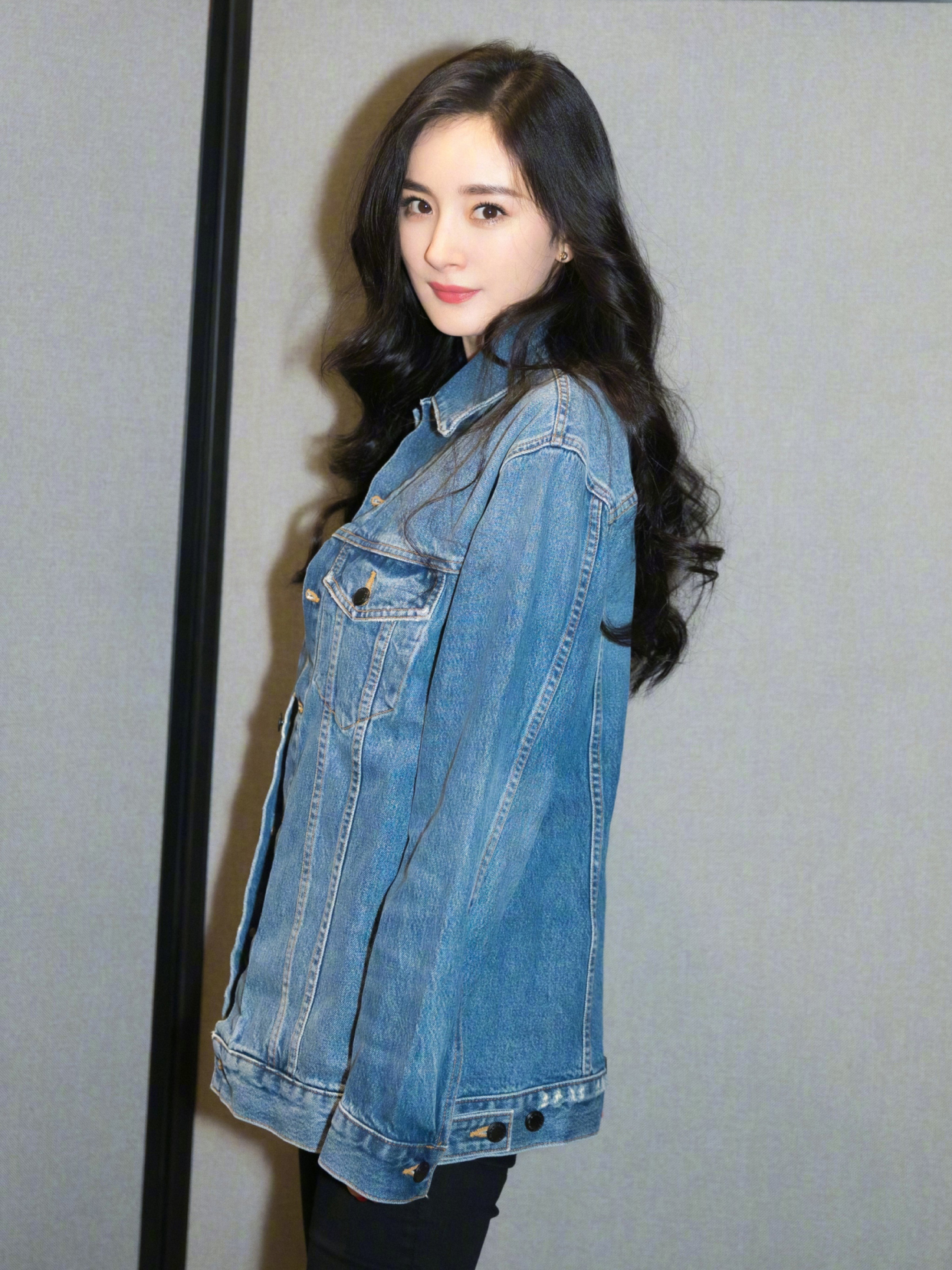 李沁与大4岁杨幂比美同样搭配牛仔外套不是年轻就能赢