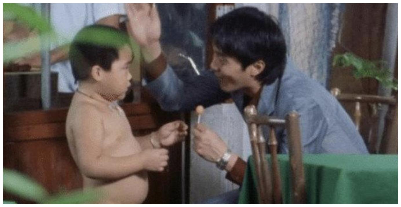 当年被周星驰一弹成名的那个小胖子长大了帅到不敢认