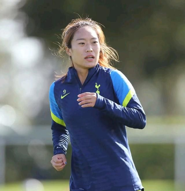 女足唐佳丽在异乡祝福祖国生日两张图片把贾秀全推向风口浪尖