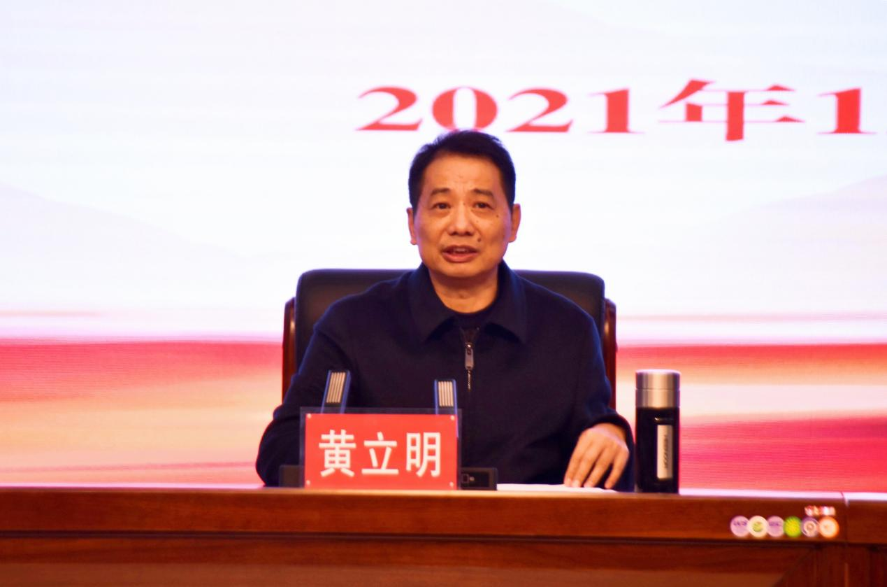 会议最后,黄立明校长强调,临近年末岁尾,各科室,各年级,各教研组,各