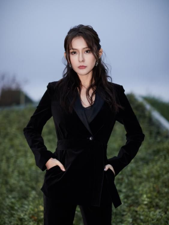 热依扎穿上西装清爽利落女强人形象尽显难怪私服那么大胆