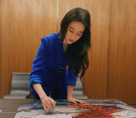 刘亦菲太有范儿!一席蓝色西装,凌厉十足