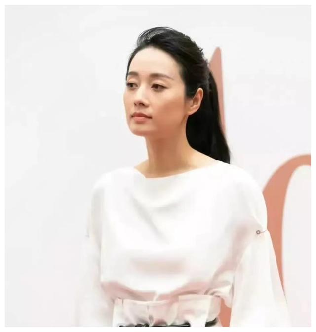 马伊琍留长发大变样露出额头小脸变国字脸穿短裤却差火候