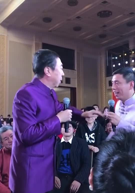 贾旭明这架势我还以为要跟冯巩干仗呢!