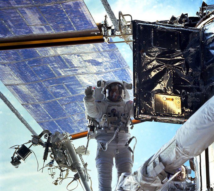 太空中的宇航员(维修哈勃望远镜图集)