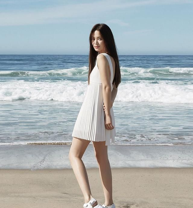 宋慧乔的这身搭配,才是清凉一夏的正确打开方式,一件吊带连衣短裙