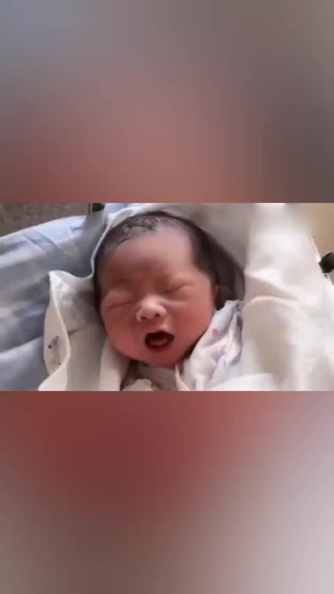 刚出生的小宝宝好可爱眼睛都睁不开只能张张嘴叫唤了