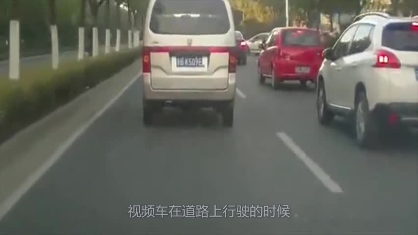 视频：越野汽车道路上随意变道，这么优雅的闲情逸致？真是让人揪心！