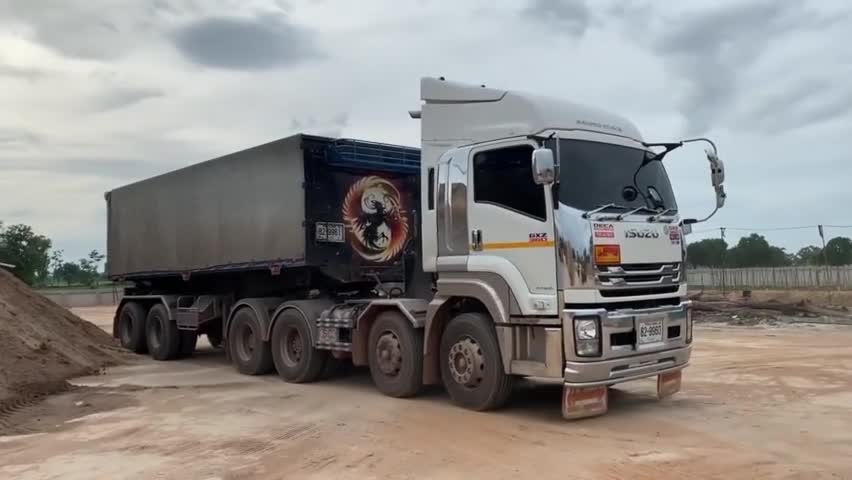 浪费,这辆大卡车看上去很霸气,但是装的货并不多,挺失望