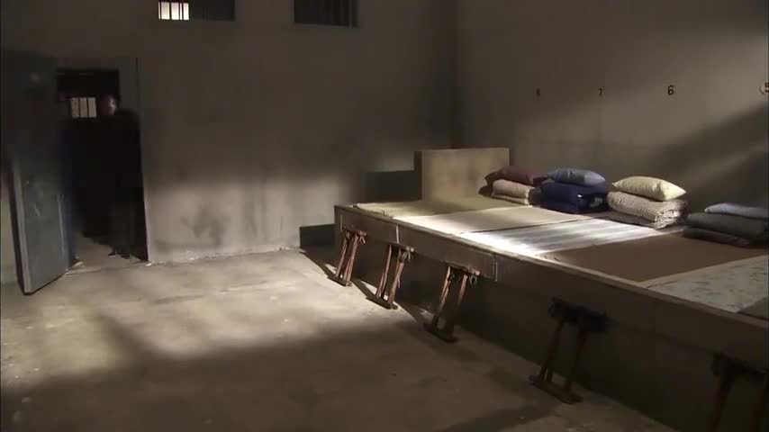 影视:监狱老大暴打新来犯人,没人敢拦,结果新来的才是真的狠人