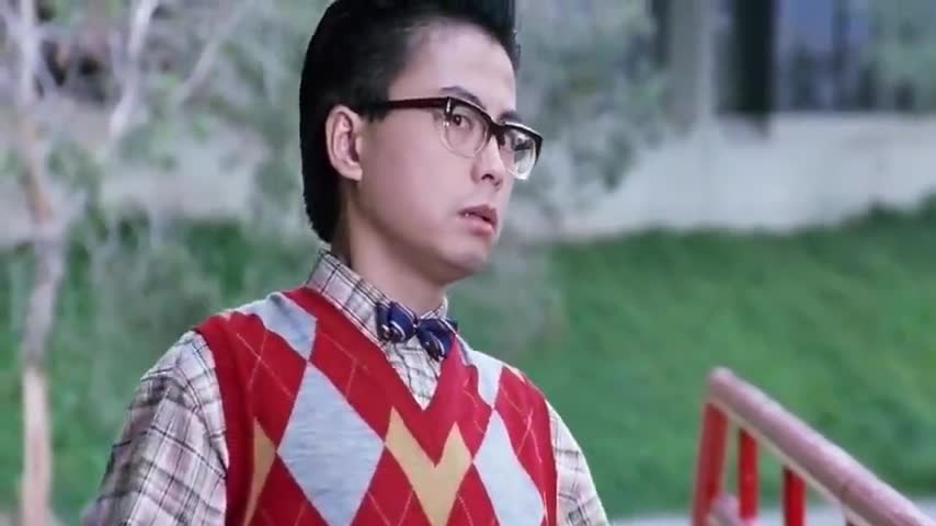 逃学威龙:细龟跟姐姐之间对抗,看两人脚的位置,细龟还是妥协了